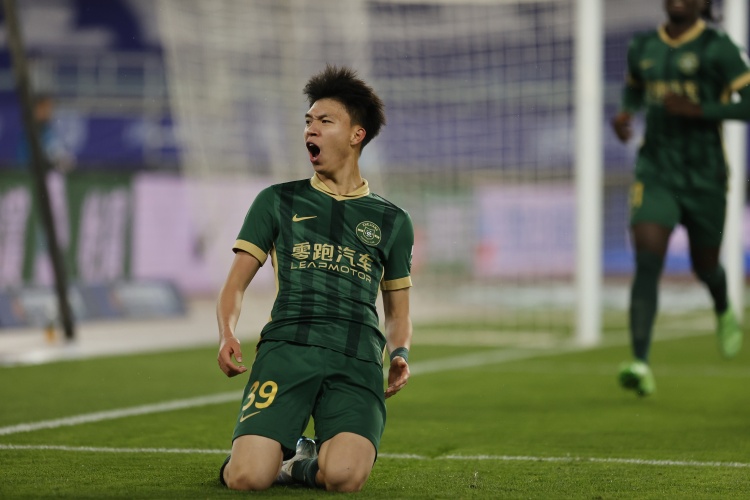 记者：王钰栋李新翔证明年轻球员能踢好中超，关键在教练敢不敢用